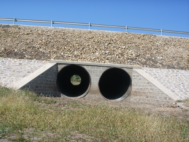 甘肃天定高速直径1.5米两道并排。填土6米，直交，外砌片石八字挡墙